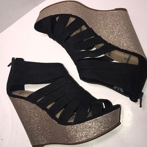 🌻$10🌻 ELLE black sandals w/ gold metallic wedge